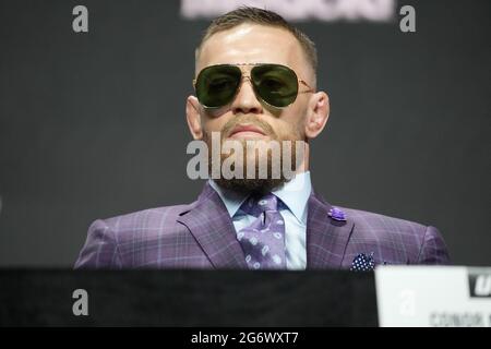 Conor McGregor aus Irland tritt während der Pressekonferenz der UFC 264 in der T-Mobile Arena am 08. Juli 2021 in Las Vegas, NV, USA, auf die Bühne. Foto von Louis Grasse/PxImages/ABACAPRESS.COM Stockfoto