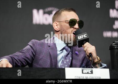 Conor McGregor aus Irland tritt während der Pressekonferenz der UFC 264 in der T-Mobile Arena am 08. Juli 2021 in Las Vegas, NV, USA, auf die Bühne. Foto von Louis Grasse/PxImages/ABACAPRESS.COM Stockfoto