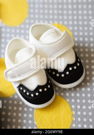 Niedliche Babyschuhe auf buntem Hintergrund Stockfoto