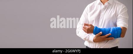 Mitarbeiter Mit Verletzung Eines Gebrochenen Arms Im Büro Stockfoto