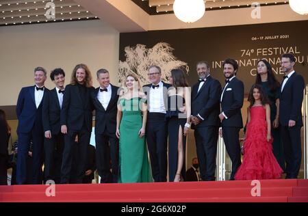 8. Juli 2021, CANNES, Frankreich: CANNES, FRANKREICH - 08. JULI: Idir Azougli, Matt Damon, Abigail Breslin, Regisseur Tom McCarthy, Camille Cottin, Moussa Maaskri, Gregory Di Meglio und Lilou Siauvaud besuchen die Filmvorführung „Stillwater“ während der 74. Jährlichen Filmfestspiele von Cannes am 08. Juli 2021 in Cannes, Frankreich. (Bild: © Frederick InjimbertZUMA Wire) Stockfoto