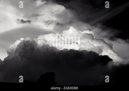 Graustufen-Aufnahme eines dunklen bewölkten Himmels Stockfoto