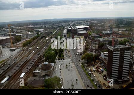 Köln, Deutschland. Juli 2021. Blick auf das Stadtpanorama von Köln - Deutz mit Bahnhof, Stadthaus und Lanxess Arena. Quelle: Horst Galuschka/dpa/Alamy Live News Stockfoto