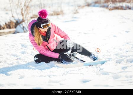 Frau Sturz beim Langlauf, Skifahren als Sport Stockfoto