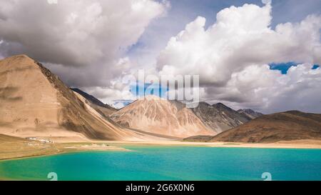 Pangong Tso in großer Höhe. Auf 4250m über dem Meeresspiegel einer der höchsten Salzwasserseen. VIVD smaragdgrüne Farben, ein Tourismus-Hotspot, Ladakh, Indien. Stockfoto