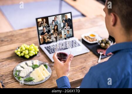 Digitale Weinverkostung Virtuelle Dinner-Veranstaltung Mit Laptop Stockfoto