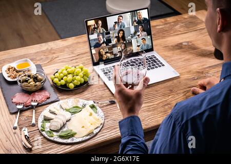 Digitale Weinverkostung Virtuelle Dinner-Veranstaltung Mit Laptop Stockfoto