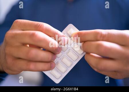 Mann, Der Nikotin-Gum Verwendet, Um Das Rauchen Zu Beenden. Nikotinersatztherapie Stockfoto