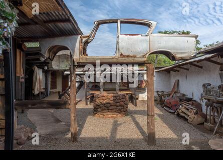 Verrostete Autos in einem Hinterhof in Livingstone, Sambia Stockfoto