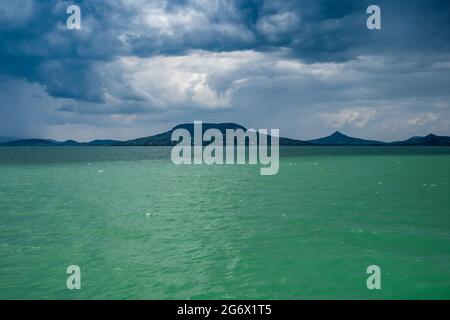 balaton Blick auf den See Mount badacsony und stürmische Wolken Stockfoto