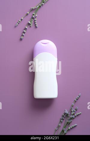 Lavendel Shampoo Flasche Mockup. Naturkosmetikprodukte. Flach liegend, Draufsicht. Stockfoto