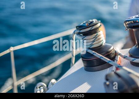 Details der Segelausrüstung auf einem Boot beim Segeln auf dem Wasser an einem sonnigen Tag. Segelboot segeln im Mittelmeer bei Sonnenuntergang, Yacht Seil Stockfoto