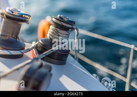 Details der Segelausrüstung auf einem Boot beim Segeln auf dem Wasser an einem sonnigen Tag. Segelboot segeln im Mittelmeer bei Sonnenuntergang, Yacht Seil Stockfoto