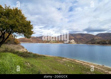 Die kleine Stadt Castel di Tora und der Turano See - Rieti, Italien Stockfoto