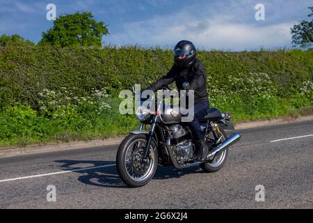 Das Royal Enfield Interceptor 650 cm³-Motorrad im Retro-Stil mit ParallelZweibettzimmer auf dem Weg zur Capesthorne Hall Classic May Bike Show in Cheshire, Großbritannien Stockfoto