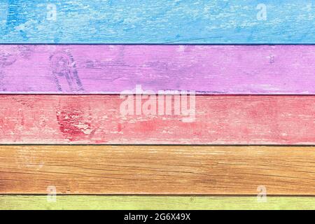 Hintergrund mit bunten horizontalen alten Holzplanken mit abgebroschter Farbe Stockfoto