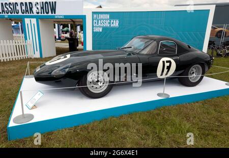 Seitenansicht eines original Jaguar E-Type aus dem Jahr 1963, geringer Luftwiderstand, leicht, am Eingang zur London Classic Car Show 2021 Stockfoto