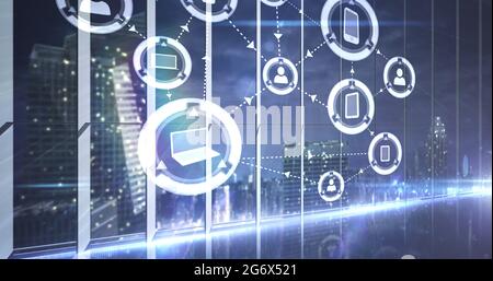 Bild eines Netzwerks von Verbindungen mit digitalen Ikonen über dem Stadtbild Stockfoto