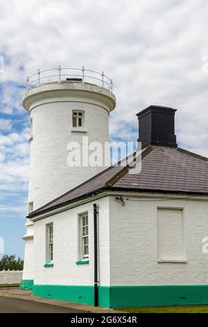 Nicht mehr verwendeter Leuchtturm am Nash Point an der Glamorgan Heritage Coast, Südwales Stockfoto