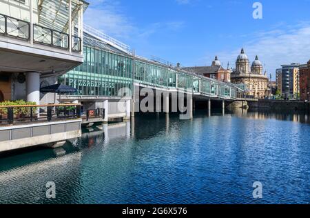 Princes Quay Einkaufszentrum in der Nähe der Marina in Hull. Das Zentrum ist auf Stelzen über dem Prince's Dock gebaut, nach dem es benannt ist. Es wurde 1991 eröffnet. Stockfoto