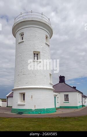 Nicht mehr verwendeter Leuchtturm am Nash Point an der Glamorgan Heritage Coast, Südwales Stockfoto