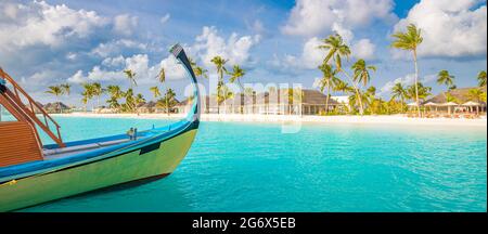 Inspirierendes Stranddesign der Malediven. Malediven traditionelles Boot Dhoni und perfektes blaues Meer mit Lagune. Luxuriöses tropisches Resorthotel mit paradiesischer Aussicht Stockfoto