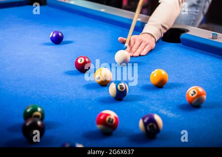 Nahaufnahme eines Mannes Hand Billard spielen Stockfoto