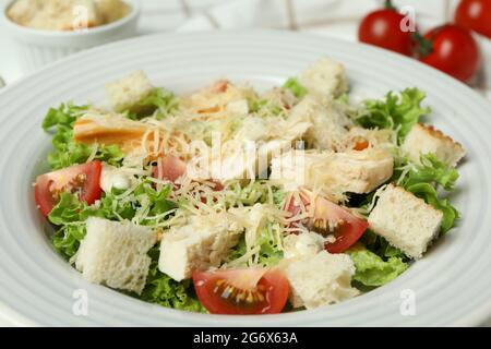 Teller mit leckeren Caesar Salat, Nahaufnahme Stockfoto