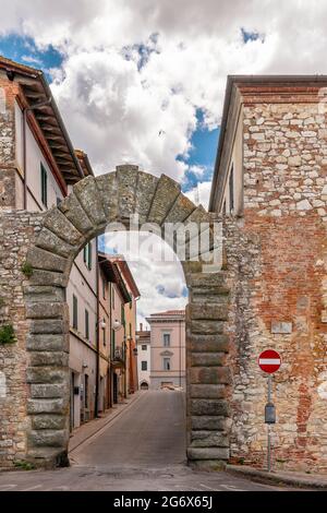 Die antike Porta Fiorentina im historischen Zentrum von Castiglione del Lago, Umbrien, Italien Stockfoto