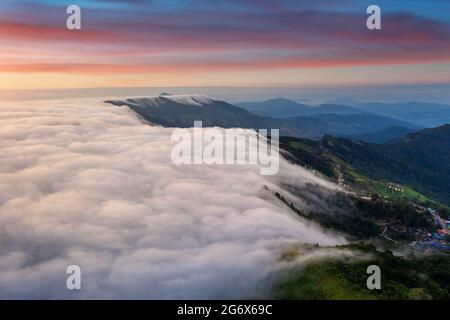 Luftaufnahme des Nebels über den Bergen am Morgen. Stockfoto