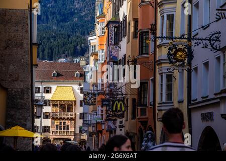 Innsbruck, Österreich - 10. April 2015 - das Goldene Dachl ist ein Wahrzeichen am Ende einer belebten Straße im Altstadtbereich von in Stockfoto