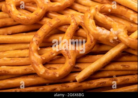 Brotstäbchen und Brotfiguren mit Salz. Nahaufnahme Hintergrundbild Stockfoto