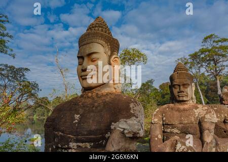 Südtor von Angkor Thom zusammen mit einer Brücke von Statuen von Göttern und Dämonen. Zwei Reihen von Figuren tragen jeweils den Körper von siebenköpfigen Naga. Angkor, Sie Stockfoto