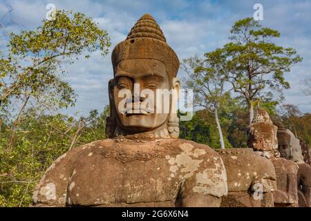 Südtor von Angkor Thom zusammen mit einer Brücke von Statuen von Göttern und Dämonen. Zwei Reihen von Figuren tragen jeweils den Körper von siebenköpfigen Naga. Angkor, Sie Stockfoto