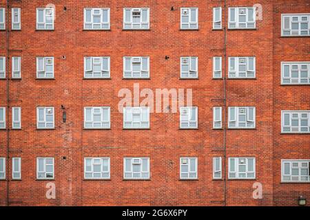 Fassade eines roten Ziegelsteinhausblocks um Hackney in London Stockfoto