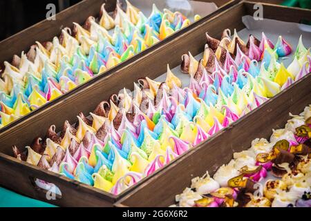 Bunte Meringue-Küsse werden auf dem Broadway Market, einem Straßenmarkt in Hackney, East London, ausgestellt Stockfoto