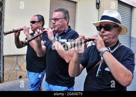 Vendrell, Spanien. Juli 2021. Eine Gruppe von Musikern, die während des Festes Flöten spielen. Das Fest des "Pa Beneit" (gesegnetes Brot), das in der Fronleichnamwoche gefeiert wird, ist eine der charakteristischsten und emblematischsten Traditionen einiger Städte in Katalonien. Die Frauen tragen auf ihren Köpfen eine Mantilla aus Seidenspitze, die von Müttern und Großmüttern geerbt wird und auch zum Dekorieren von Brot dient. Kredit: SOPA Images Limited/Alamy Live Nachrichten Stockfoto