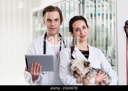 Lächelnder Tierarzt mit digitalem Tablet in der Klinik Stockfoto