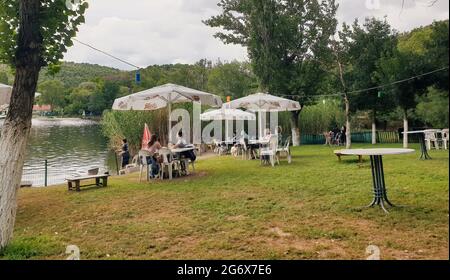Ankara; Türkei-04. Juli; 2021: Gruppe von Menschen, die sich an einem schönen Sommertag auf Stühlen am See im Eymir-See in Ankara entspannen. Stockfoto