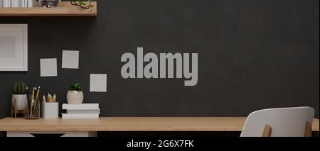 Moderner Arbeitsraum mit schwarzer Tapete, Holztisch für Produktdisplay, Schreibwaren und Dekoration. 3D-Rendering, 3D-Illustration Stockfoto