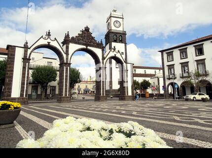 Stadttore von Ponta Delgada, Street Life Fotografie, Gebäude in der Stadt. Stockfoto