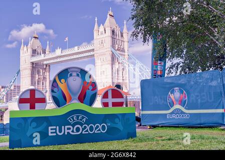 Euro 2020 Logo zeigt im Töpfer Field Park, London Tower Bridge, England, UK Stockfoto