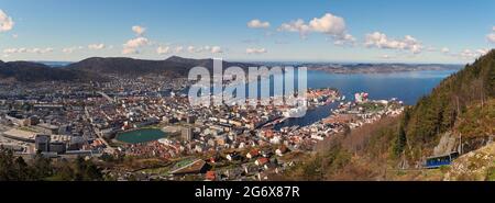 Panoramablick auf den Hafen und das Kreuzfahrtziel von Bergen Norwegen Stockfoto