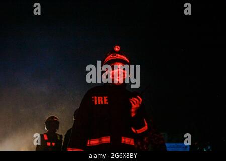 Naranganj, Bangladesch. Juli 2021. Bei einem Brand in einer Lebensmittelfabrik in Rupganj in Narayanganj starben mindestens drei Arbeiter und 57 weitere wurden verletzt. Das Feuer brach in der Fabrik von Hashem Foods Ltd in Bhulta Karnagope aus und versetzte viele Arbeiter gegen 5:30 Uhr in sich. (Foto von MD Ibrahim/Pacific Press) Quelle: Pacific Press Media Production Corp./Alamy Live News Stockfoto