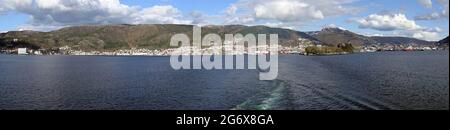 Panoramablick auf Bergen von der Rückseite des Kreuzfahrtschiffs mit Blick auf die Küste und die Berge. Stockfoto