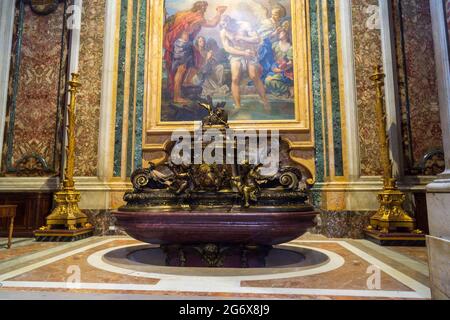 Innenraum der Basilika St. Peter in Rom, Italien. Der Deckel des Sarkophags von Kaiser Hadrian verwandelte sich in ein Taufbecken Stockfoto