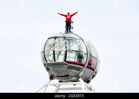 Sir Geoff Hurst, der Weltcup-Sieger von England 1966, steht auf einer Schote auf dem London Eye von lastminute.com und trägt ein nachbildliches WM-Endkit von 1966 mit Blick auf das Wembley-Stadion im Norden der Hauptstadt. Wo die englische Fußballmannschaft am Sonntag im Finale der Euro 2020 Italien spielen wird. Bilddatum: Freitag, 9. Juli 2021. Stockfoto
