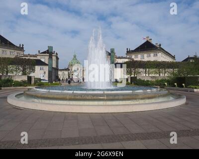 Amalienborg Königspaläste und Innenhöfe mit Statuen, Brunnen und beeindruckenden historischen Gebäuden Stockfoto