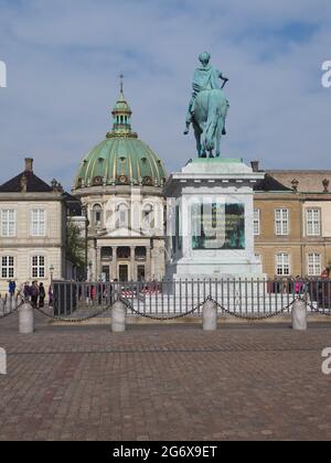 Amalienborg Königspaläste und Innenhöfe mit Statuen, Brunnen und beeindruckenden historischen Gebäuden Stockfoto