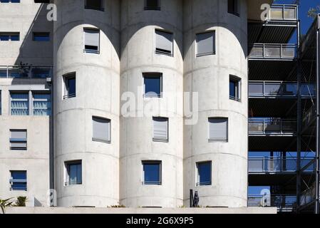 Unregelmäßige Fenstermuster von umgebautem Silo oder Gebäude Umwandlung von industriellem Betonsilo in Luxus-Apartments Aix-en-Provence Frankreich Stockfoto